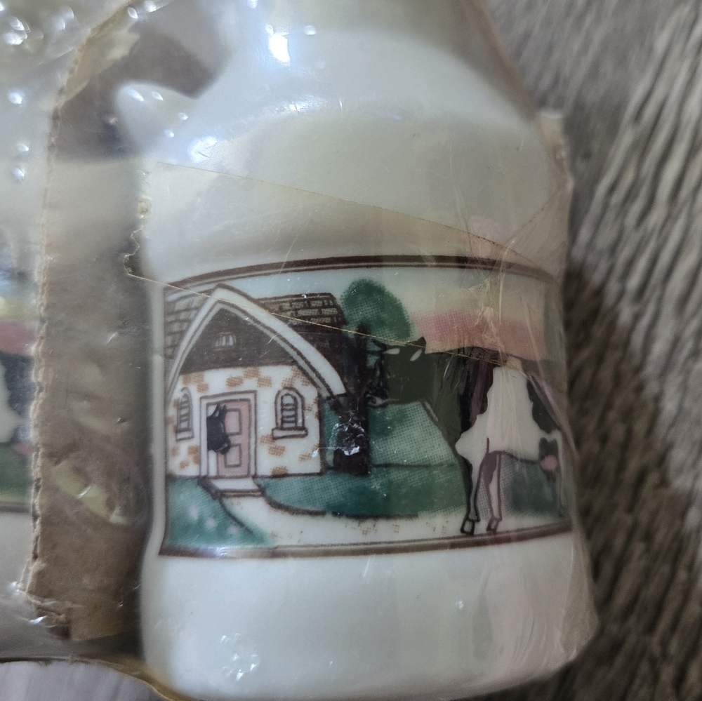 Sabre Dairy Farmhouse Ceramic Salt and Pepper Shakers Farmhouse Country Chic - Picture 6 of 7